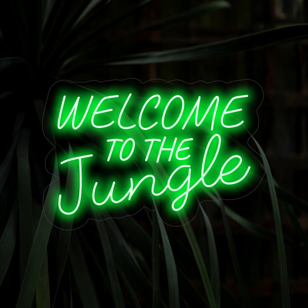 "Welcome To The Jungle Neon Sign" väcker den otämjda skönheten i djungeln till liv med sitt livfulla sken, vilket skapar en atmosfär av spänning och äventyr i ditt utrymme.