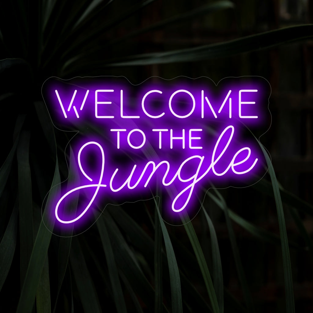 "Welcome To The Jungle Neon Sign" ger djungelns otämjda skönhet med sitt exotiska sken, vilket skapar en vild och äventyrlig atmosfär i ditt utrymme.