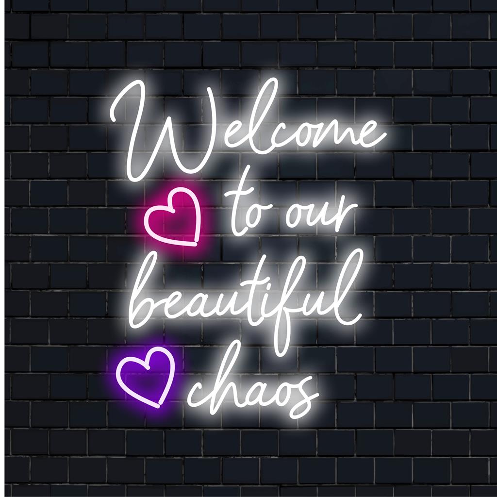 Anpassad LED-neonskylt: "Welcome To Our Beautiful Chaos" i livfulla färger. Perfekt neonljusdekor och personlig neontextkonst.