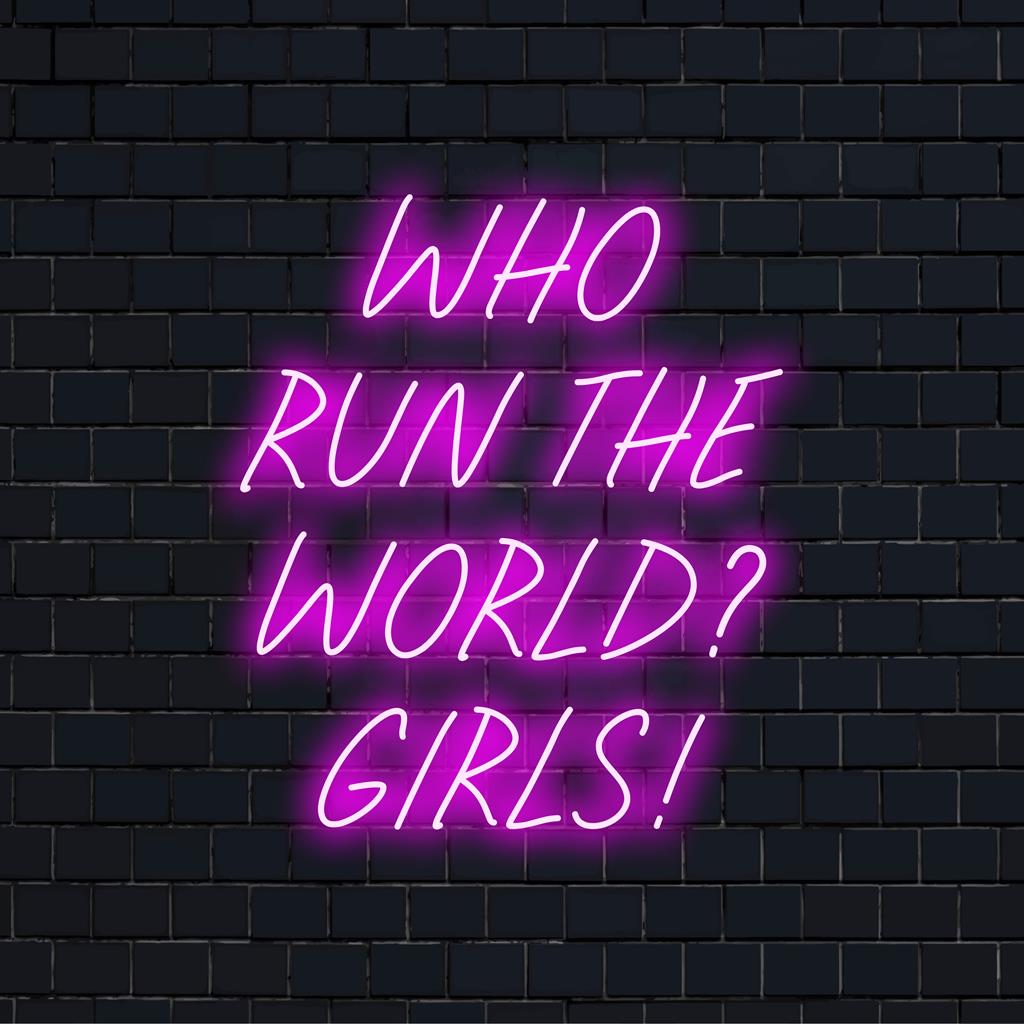 Livlig neonskylt med frasen Who Run The World Girls! med fet stil; perfekt för att förstärka inredning och atmosfär.