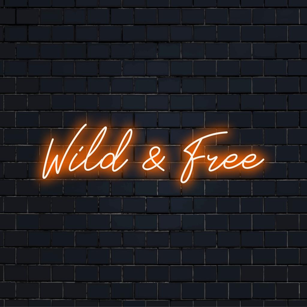 Anpassad LED neonskylt som läser Wild And Free; livfull dekoration för unika utrymmen. Neonljusdekor för modern stil.