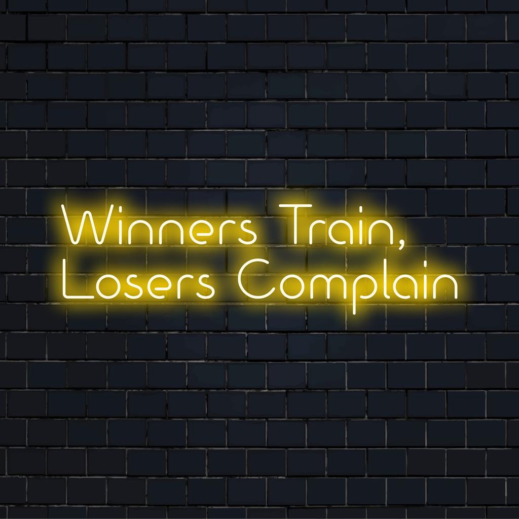 Livlig neonskylt med Winner Train, Losers Complain med en cool glöd; idealisk för motivationsdriven LED-dekor.