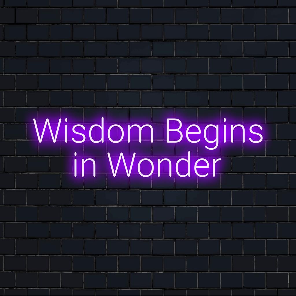Anpassad LED neonskylt: Wisdom Begins In Wonder glödande i självlysande nyanser, perfekt för inspirerande inredning.
