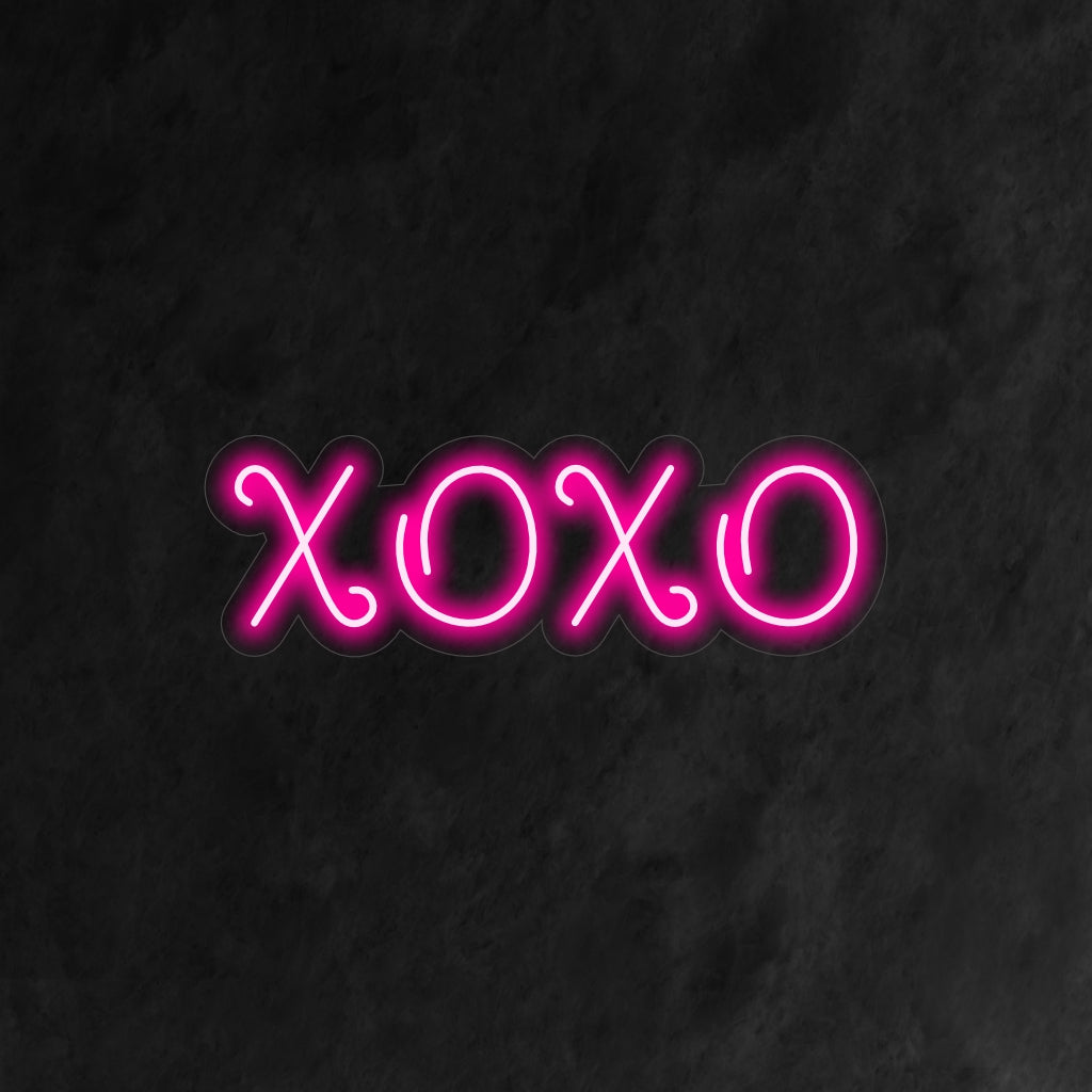 "XOXO Neon Sign" är ett romantiskt och kärleksfullt tillskott till din interiör. Ett neonljus som symboliserar kramar och kyssar och skapar en kärleksfull atmosfär.