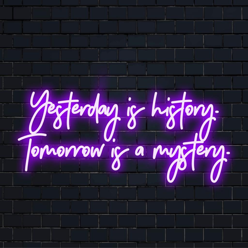 Anpassad LED neonskylt med det inspirerande citatet Yesterday Is History. Imorgon är ett mysterium. Perfekt för upplyftande neondekor.