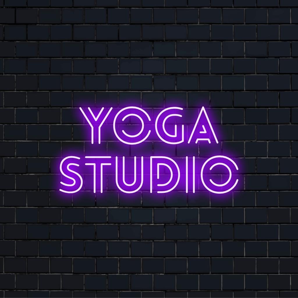 Skräddarsydd LED-neonskylt för en yogastudio, med lugnande neonglöd och personlig design för att förbättra en lugn atmosfär.