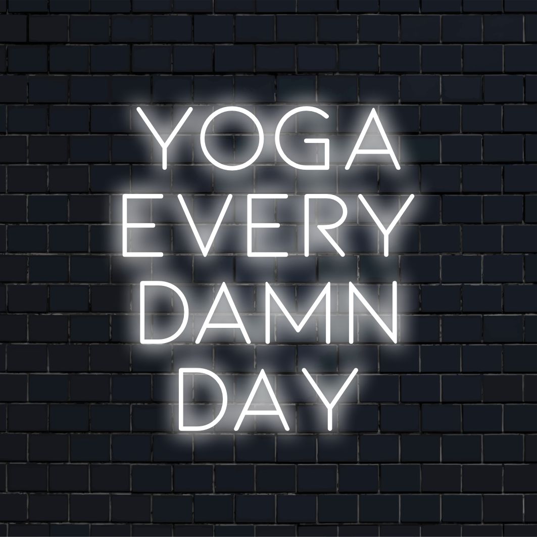 Illuminated Yoga Every Damn Day LED neonskylt, perfekt som motiverande neonväggkonst eller personlig yogadekor.