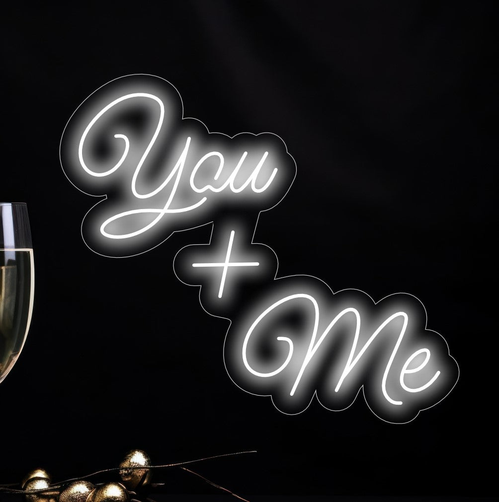 "You and Me Neon Sign" är ett romantiskt och intimt tillskott till din inredning. Ett neonljus som hyllar den speciella kopplingen mellan två personer.