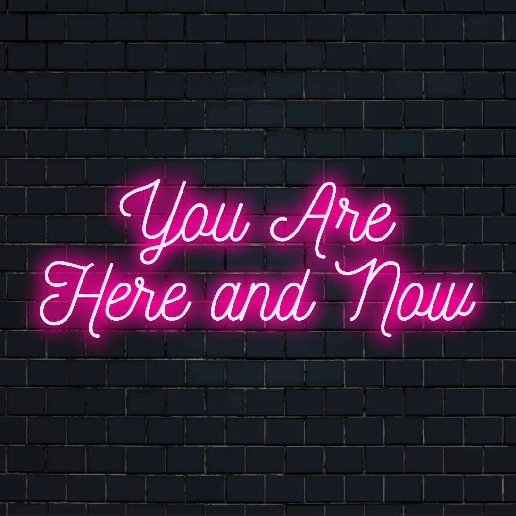 Skräddarsydd LED-neonskylt som säger You Are Here and Now med cool ljusutstrålning, lämplig för alla moderna utrymmen.