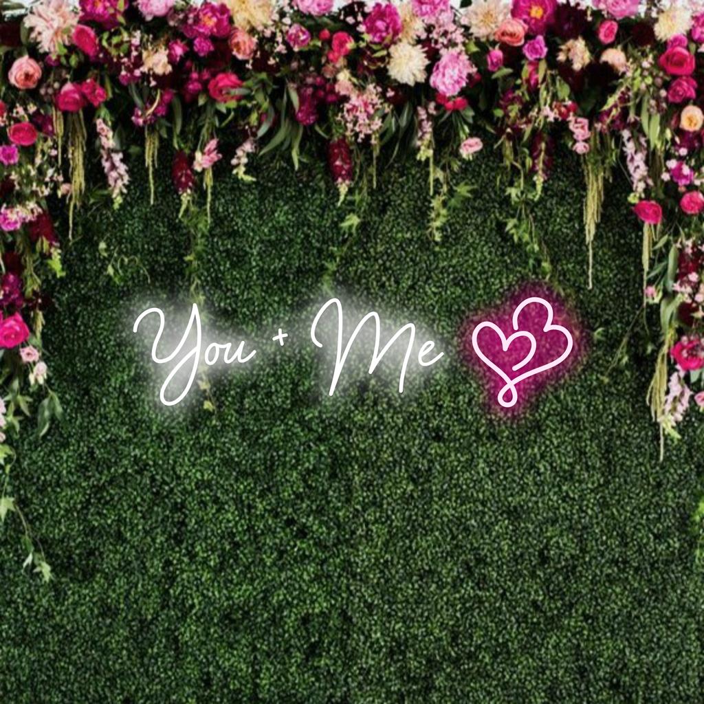 Anpassad LED-neonskylt som läser You+Me, perfekt för unik neonväggkonst eller personlig romantisk neonljusinredning.