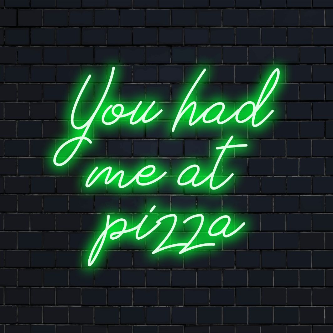 Livlig anpassad LED-neonskylt med texten You Had Me At Pizza, perfekt neonväggkonst för att lägga till kul till din inredning.