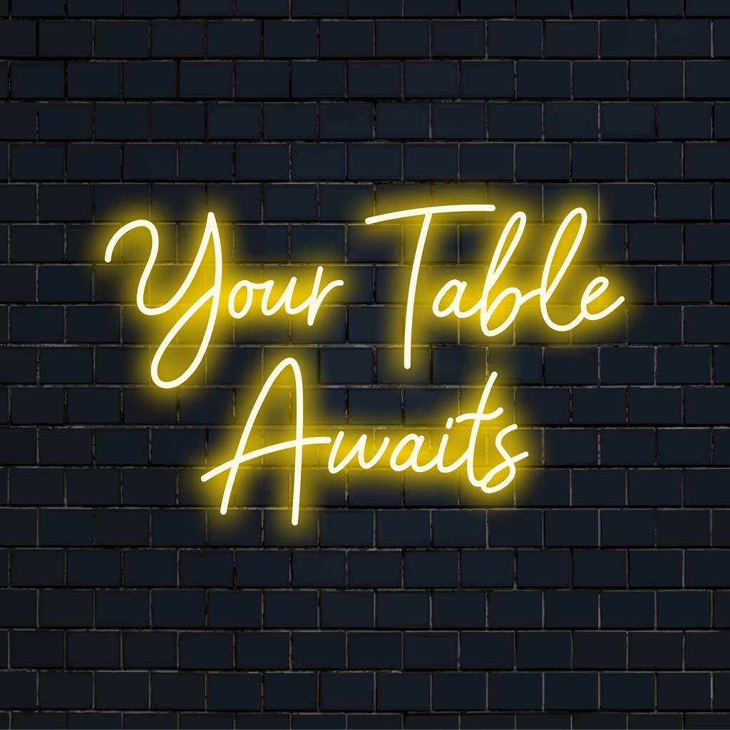 En livlig Your Table Awaits LED-neonskylt, perfekt för att sätta en välkomnande touch till vilken matupplevelse som helst med briljant lyster.
