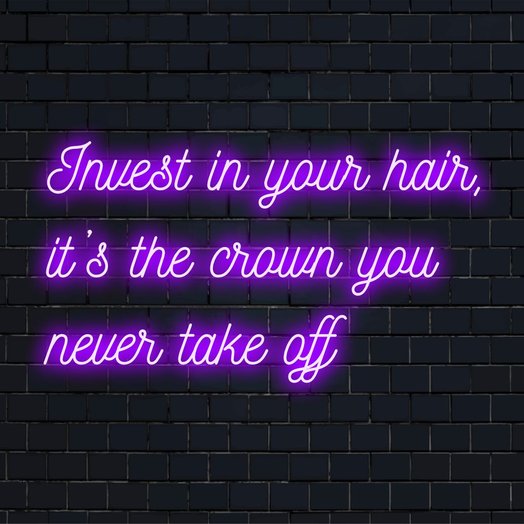 LED neonskylt med citatet Invest In Your Hair It's The Crown You Never Take Off; elegant väggdekor i neon.