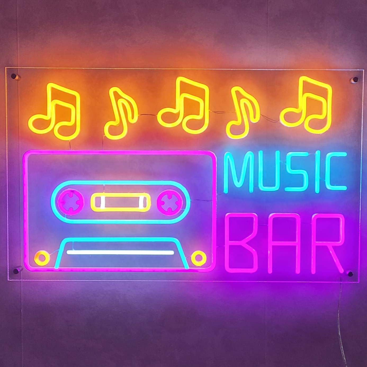 En livlig neonskylt för musikbar som utstrålar levande ljus för att skapa en fängslande atmosfär i alla anläggningar med musiktema.