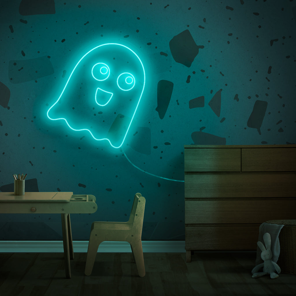 En nostalgisk neonskylt med ett Pacman-spöke, som påminner om den klassiska retrospeltiden.