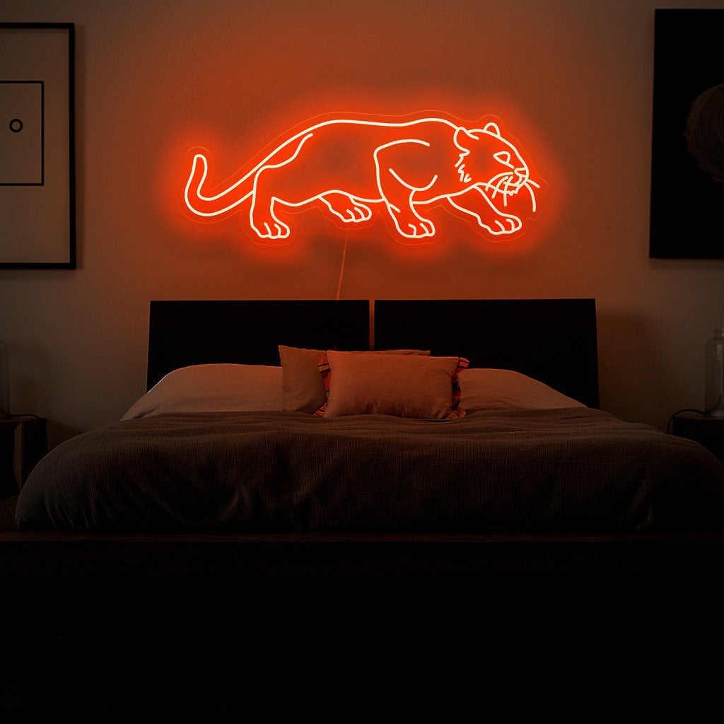 Handgjord panter neonskylt, en symbol för styrka och grace, perfekt för att lägga till en touch av våldsamhet till din inredning.