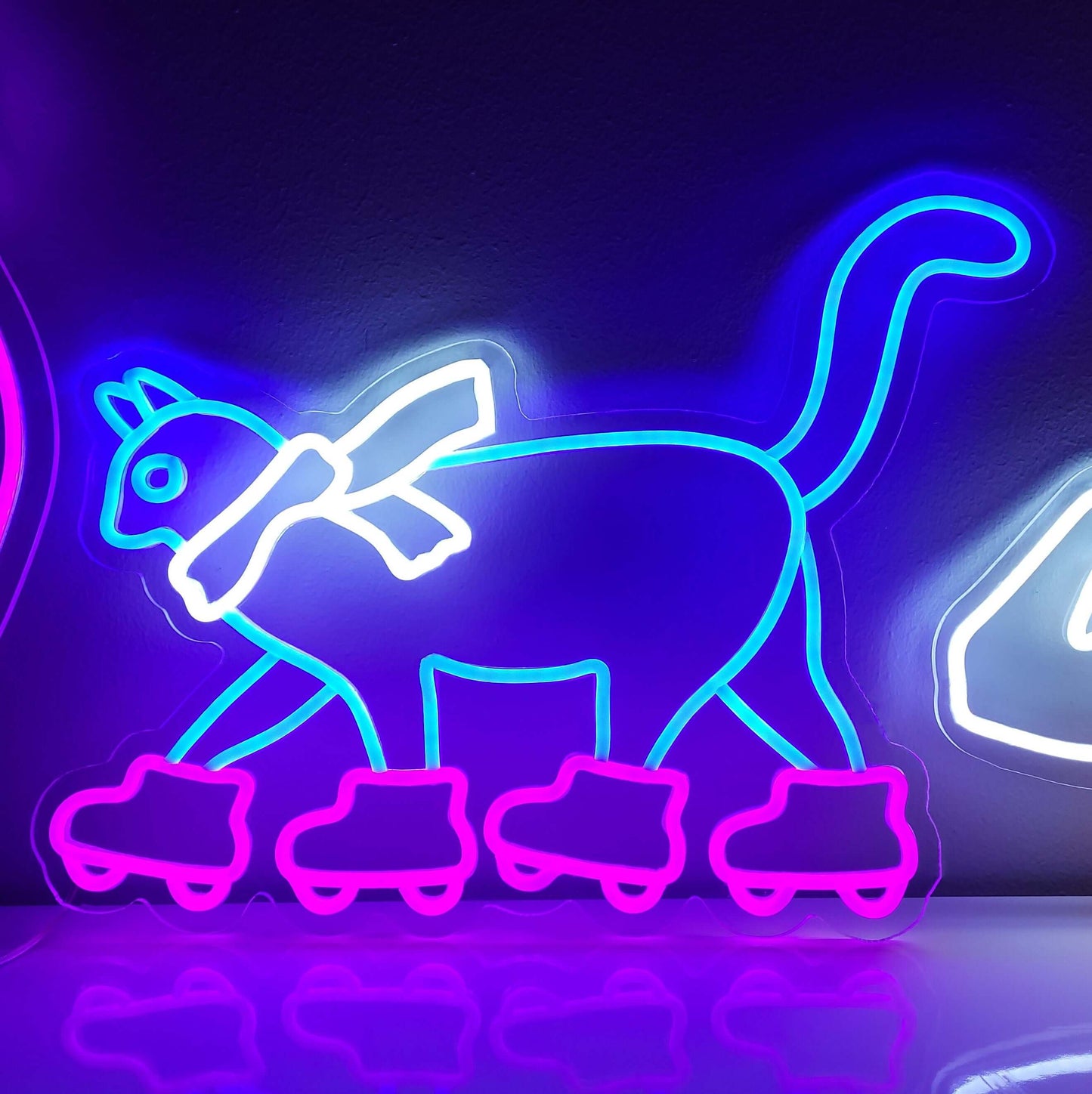 Handgjord katt med skridskor på fötterna neonskylt, ett nyckfullt och unikt tillägg till katt- eller lekfull inredning.