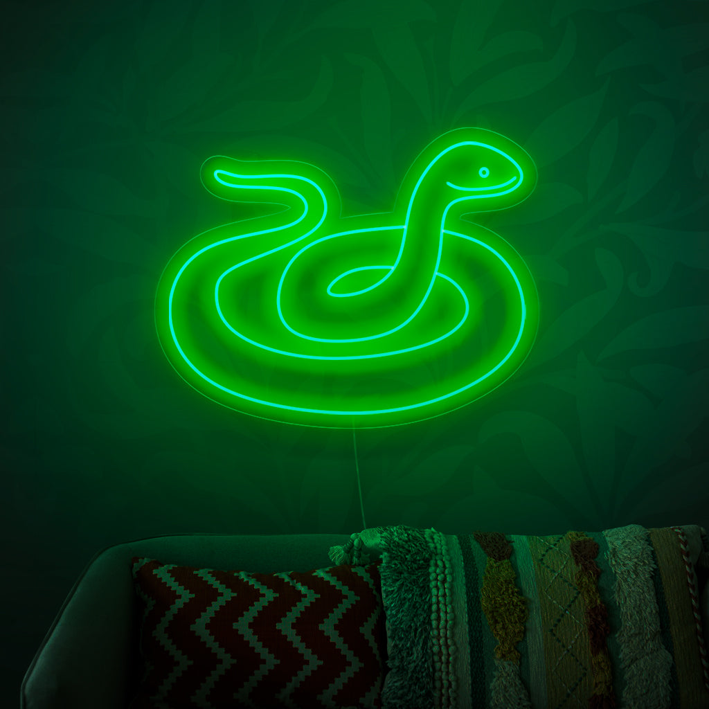 Ormens neonskylt är ett mystiskt tillägg till dekor med reptiltema, som kastar ett gåtfullt och fängslande ljus.