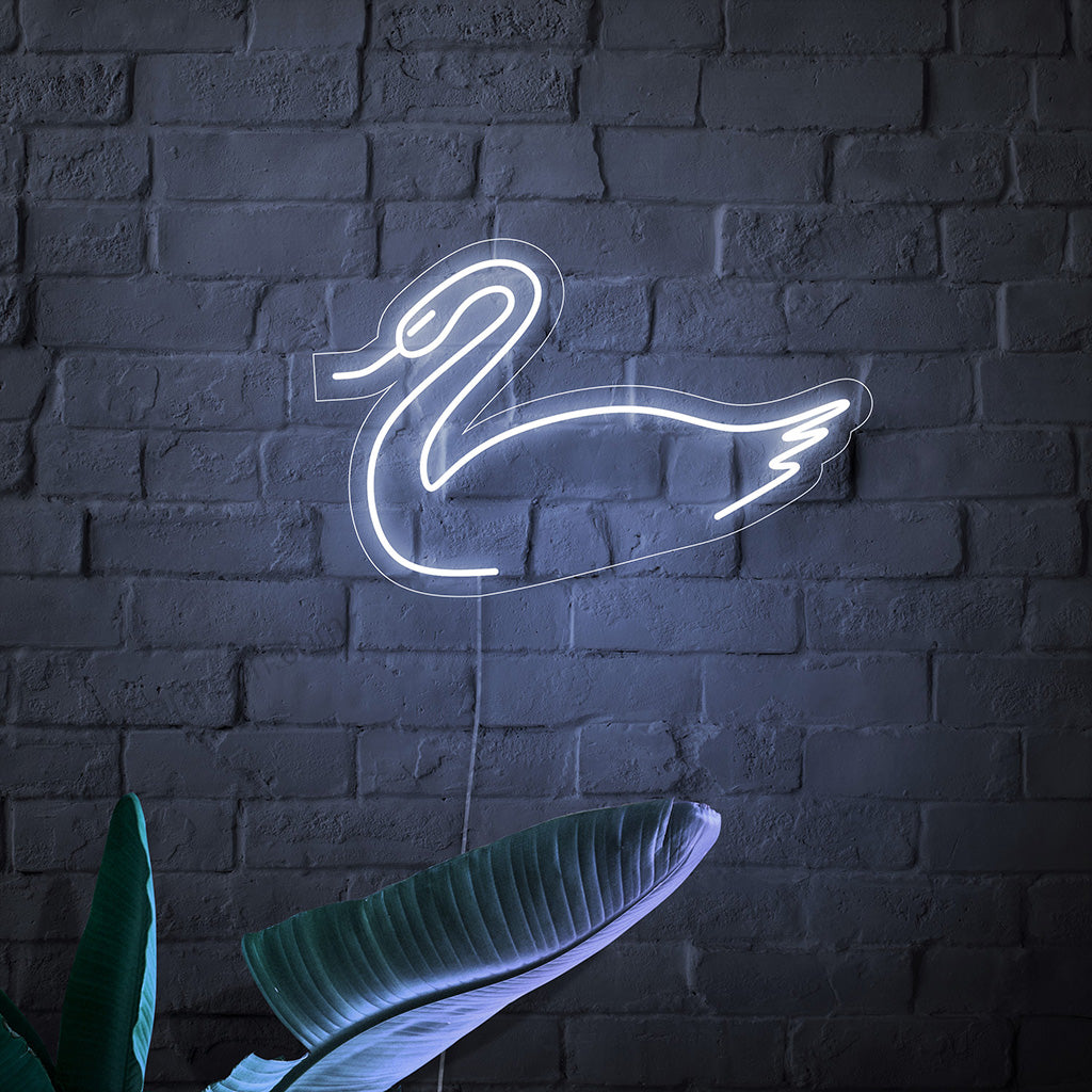 Svanens neonskylt är ett elegant tillägg till temainredning, som utstrålar en känsla av nåd och avger ett fängslande ljus.