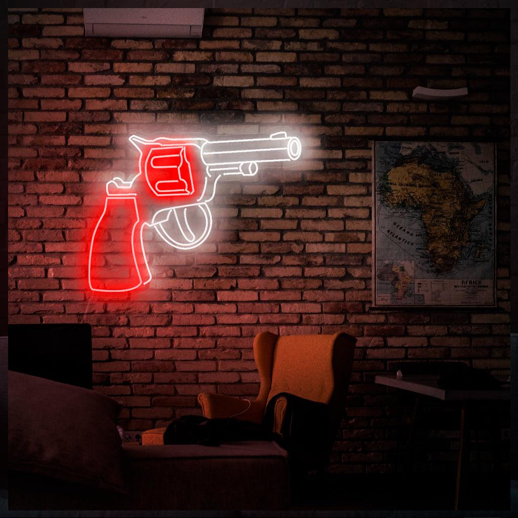 En fängslande neonskylt som visar en västerländsk revolver som symboliserar andan i det gamla västern och äventyret.