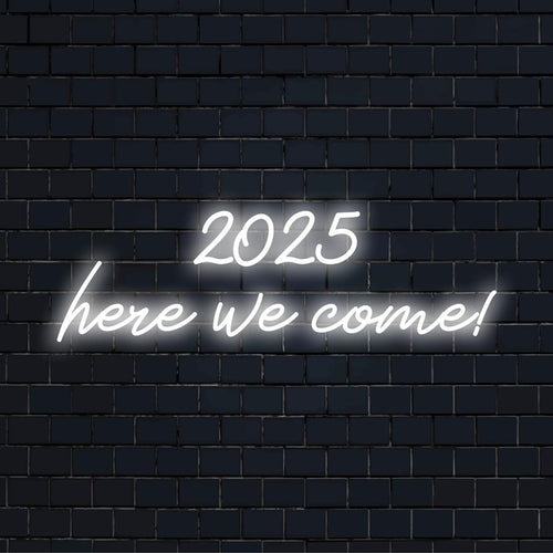 Strålande 2025 Här kommer vi! LED-neonskylt som lyser starkt, perfekt för iögonfallande väggdekor och festlig atmosfär.