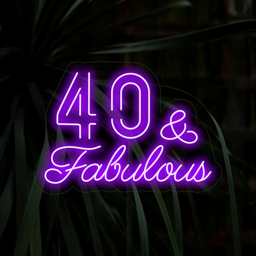 "40 & Fabulous Neon Sign" ger stil till ditt firande med eleganta typsnitt. Perfekt för en fantastisk 40-årsfest.