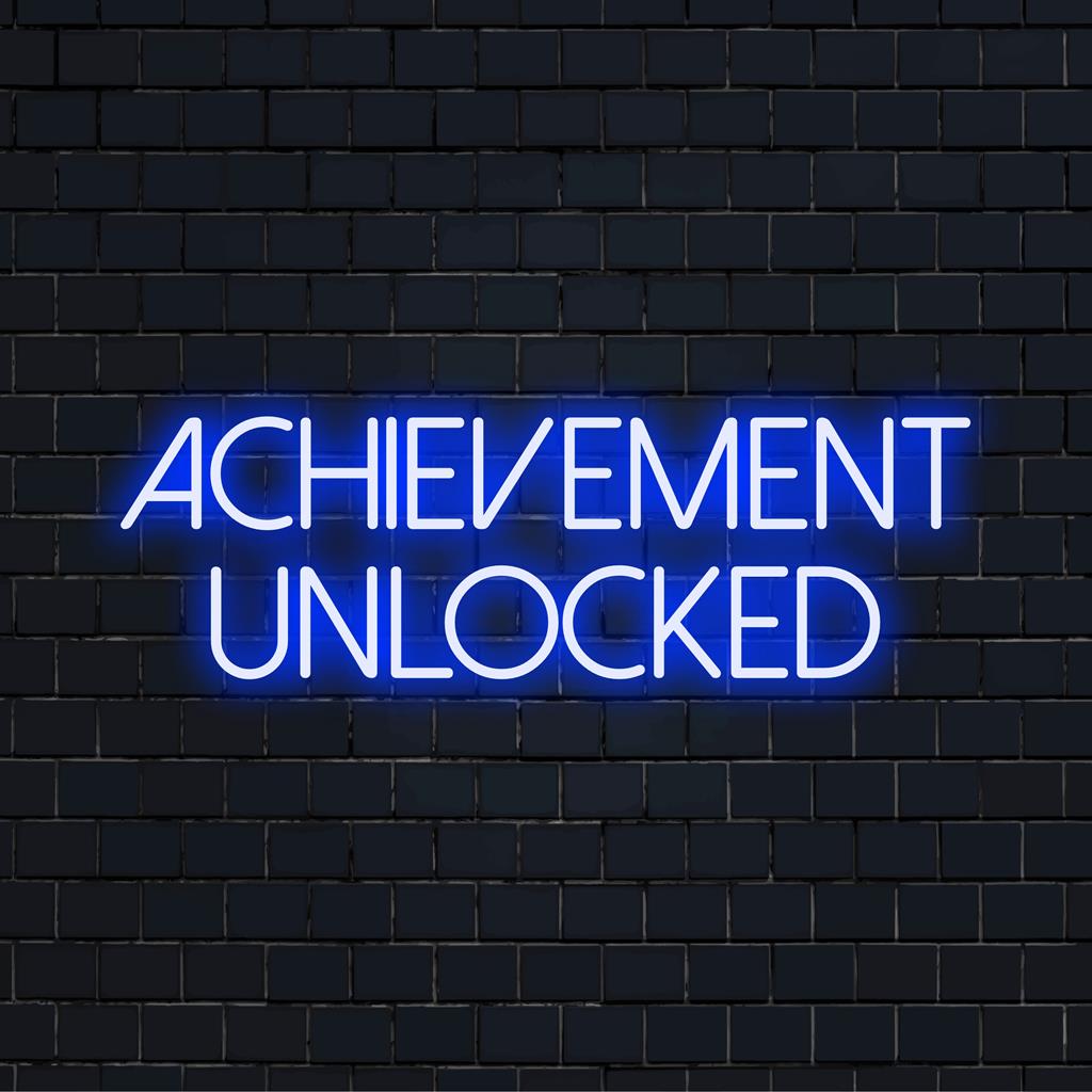 Livlig LED-neonskylt med glödande text Achievement Unlocked, perfekt för att ge energi till alla utrymmen med en modern design.
