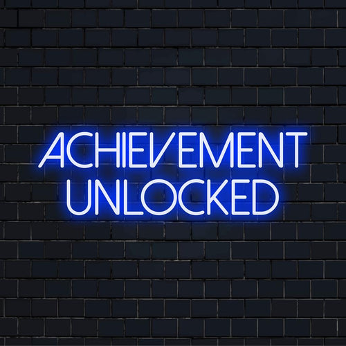 Livlig LED-neonskylt med glödande text Achievement Unlocked, perfekt för att ge energi till alla utrymmen med en modern design.