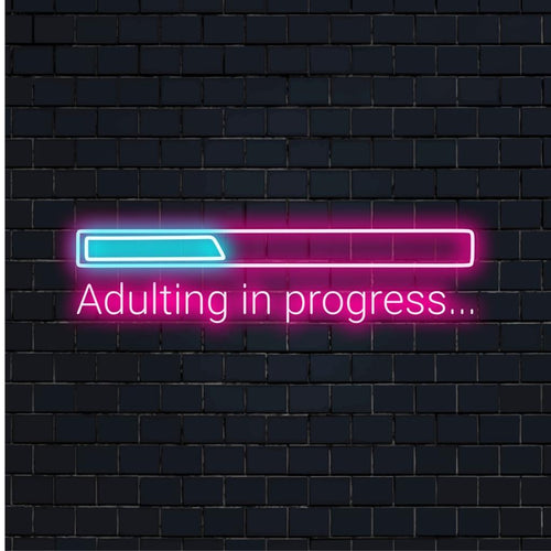 Adulting In Progress... Anpassad LED-neonskylt med elegant typsnitt, perfekt för levande neonljusdekor och konstnärliga uttryck.