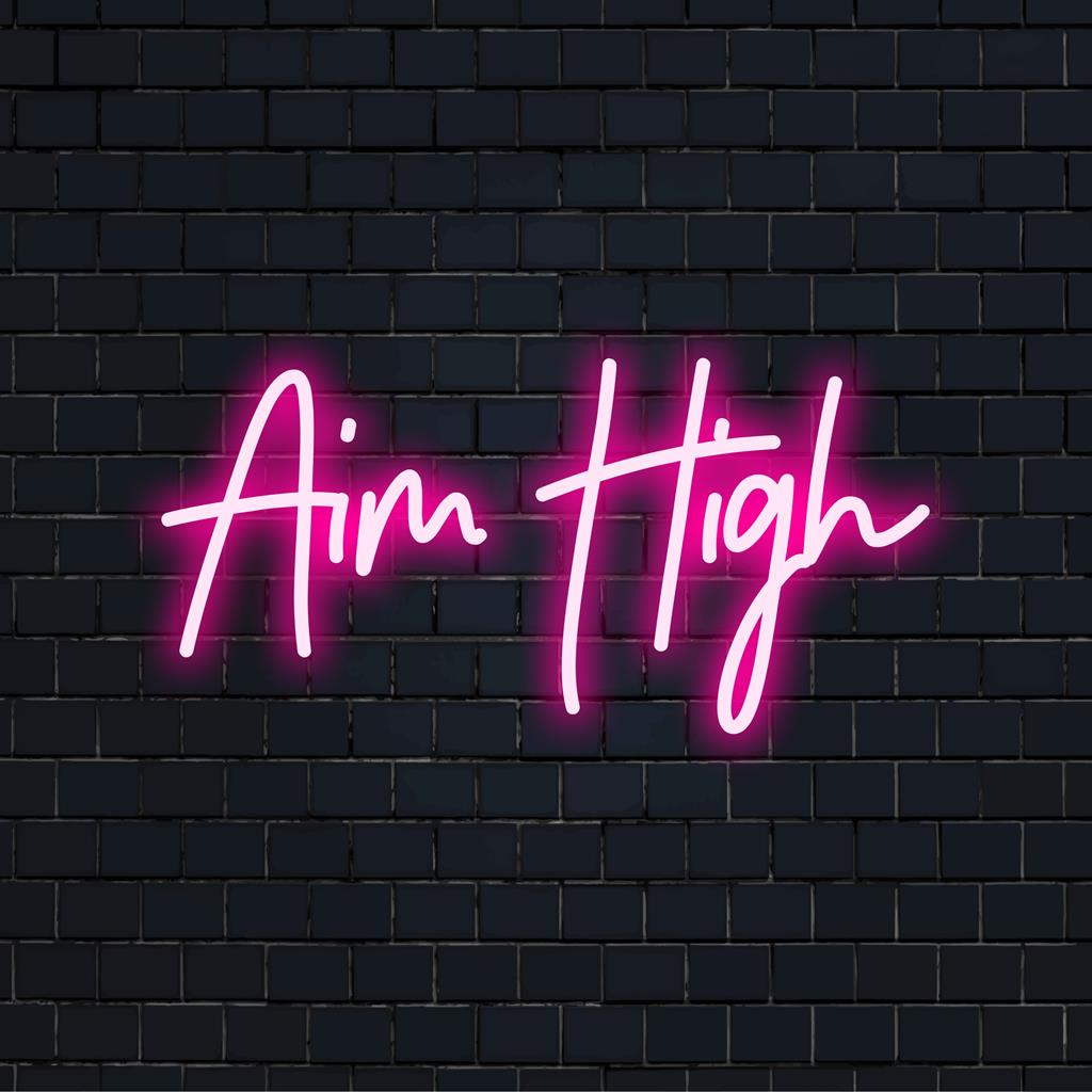 Vibrant Aim High LED neonskylt; perfekt för hem- eller kontorsinredning, som kombinerar motiverande konst med stark neonljuscharm.
