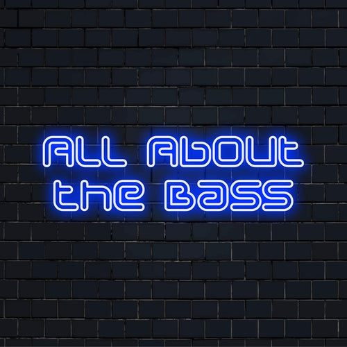 Livlig LED-neonskylt som läser All About the Bass i stilfullt manus, perfekt för personliga neonkonstälskare.