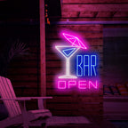 Bilden visar en neonskylt med en cocktail med ett paraply till vänster och texten "öppen bar" till höger. Denna neonskylt är idealisk för barer, både inomhus och utomhus.