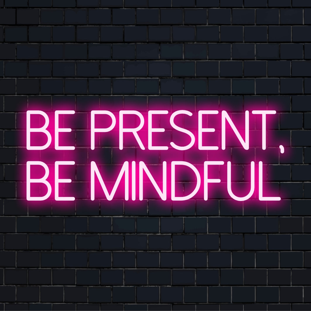 Skräddarsydd LED neonskylt läser Be Present, Be Mindful i glödande, livfulla bokstäver; personlig neon väggkonst.