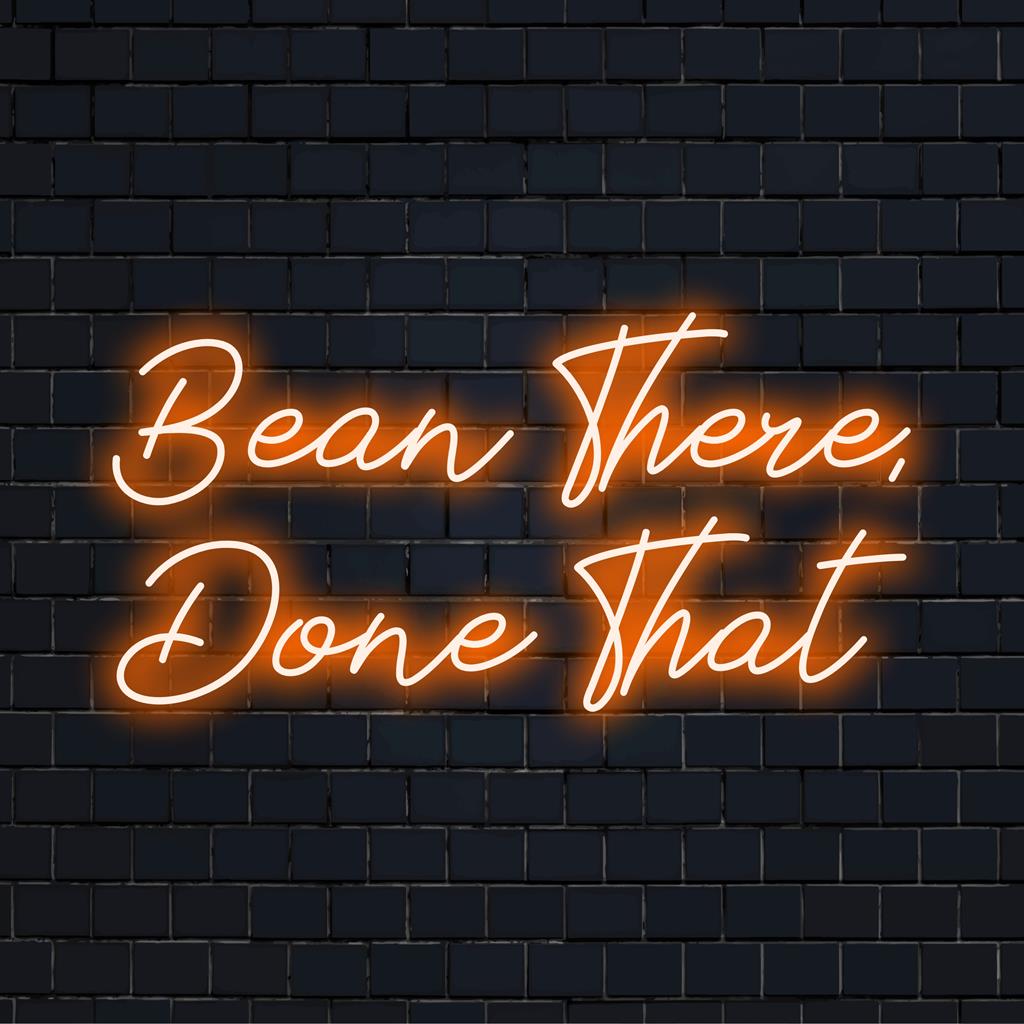 Levande LED-neonskylt som läser Bean There, Done That, perfekt för kaffeälskare. Neon citatkonst för kaféer eller heminredning.