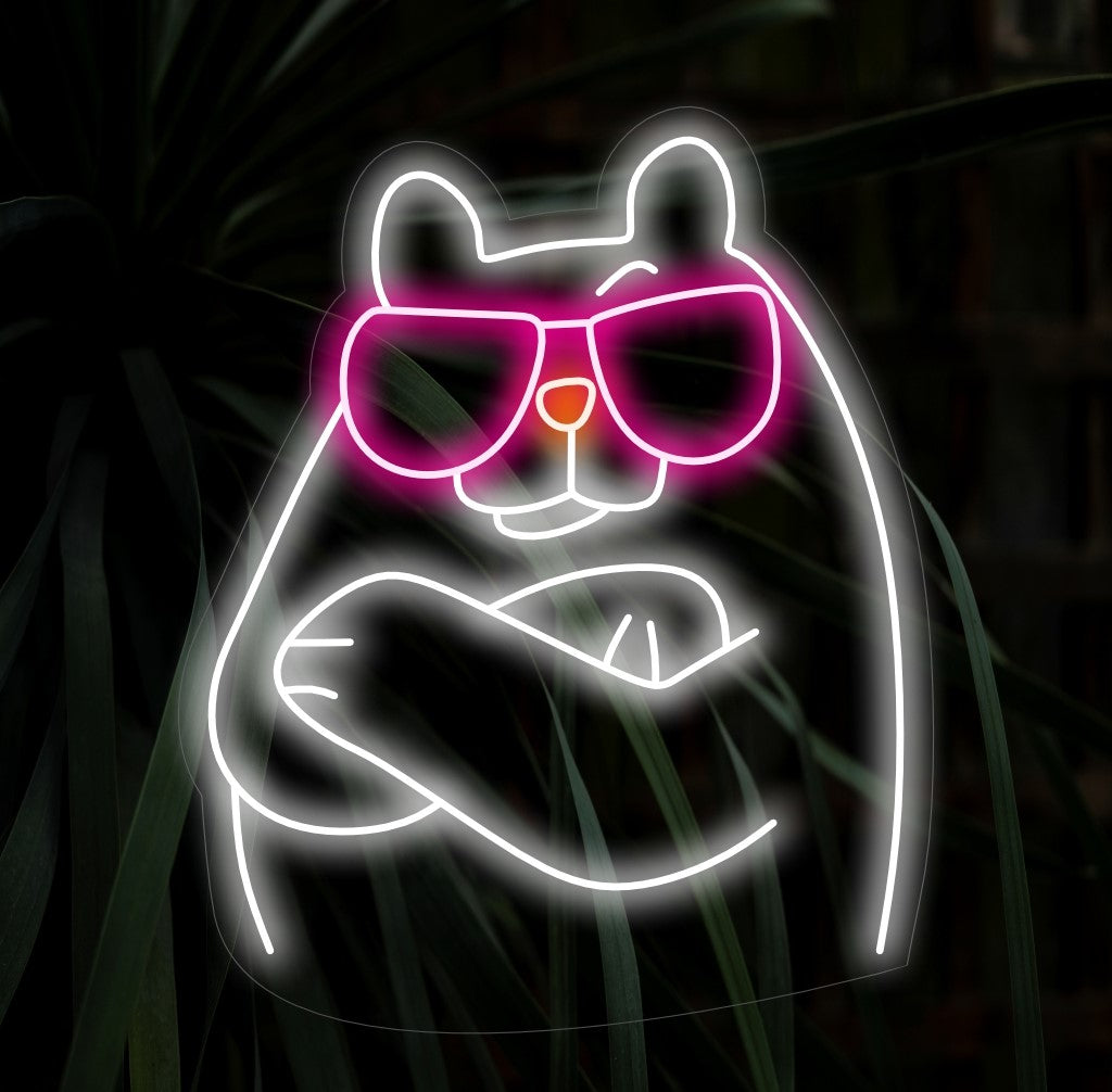 Bear With Glasses Neon Sign" visar upp en nyckfull och söt björn som bär glasögon, vilket ger en funky och optisk touch till din inredning med djurtema. En neonlampa med en charmig björn med snygga glasögon.