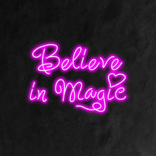"Believe In Magic Neon Sign" är ett nyckfullt och förtrollande tillägg till din inredning med fantasitema. Ett neonljus som uppmuntrar en tro på magi och förundran.