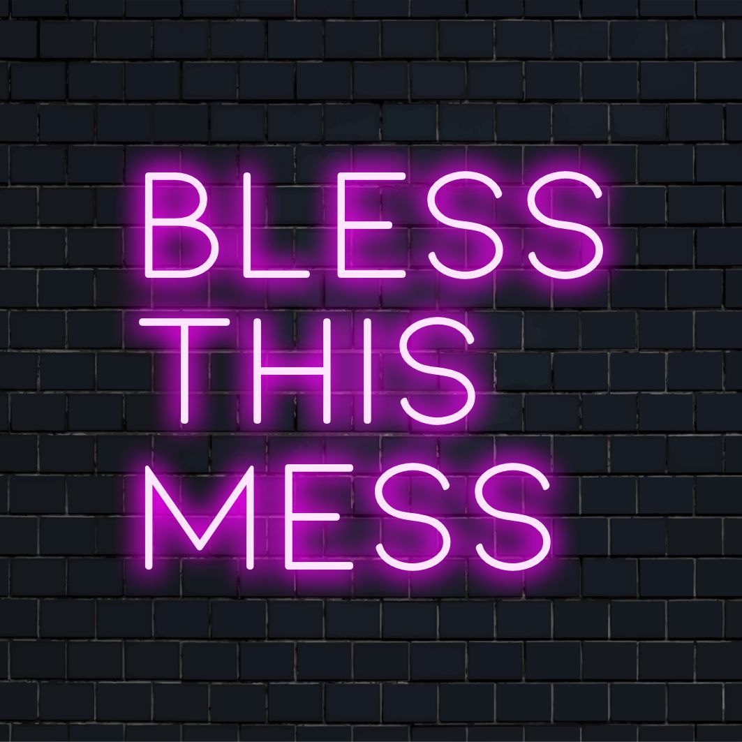 LED-neonskylt med frasen Bless This Mess i livfulla färger, perfekt för att lägga till stil till alla utrymmen. Neon citat konst.