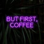 "But First, Coffee Neon Sign" utstrålar de perfekta morgonvibbarna med en rykande koppikon, som påminner dig om att prioritera din kaffefix. Perfekt för kaffeälskare och mysiga kaféatmosfärer.
