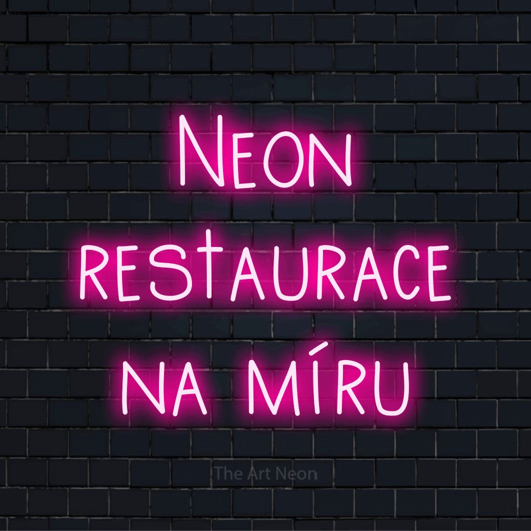 Neonový nápis na míru „Neon restaurace na míru“ na černé cihlové zdi