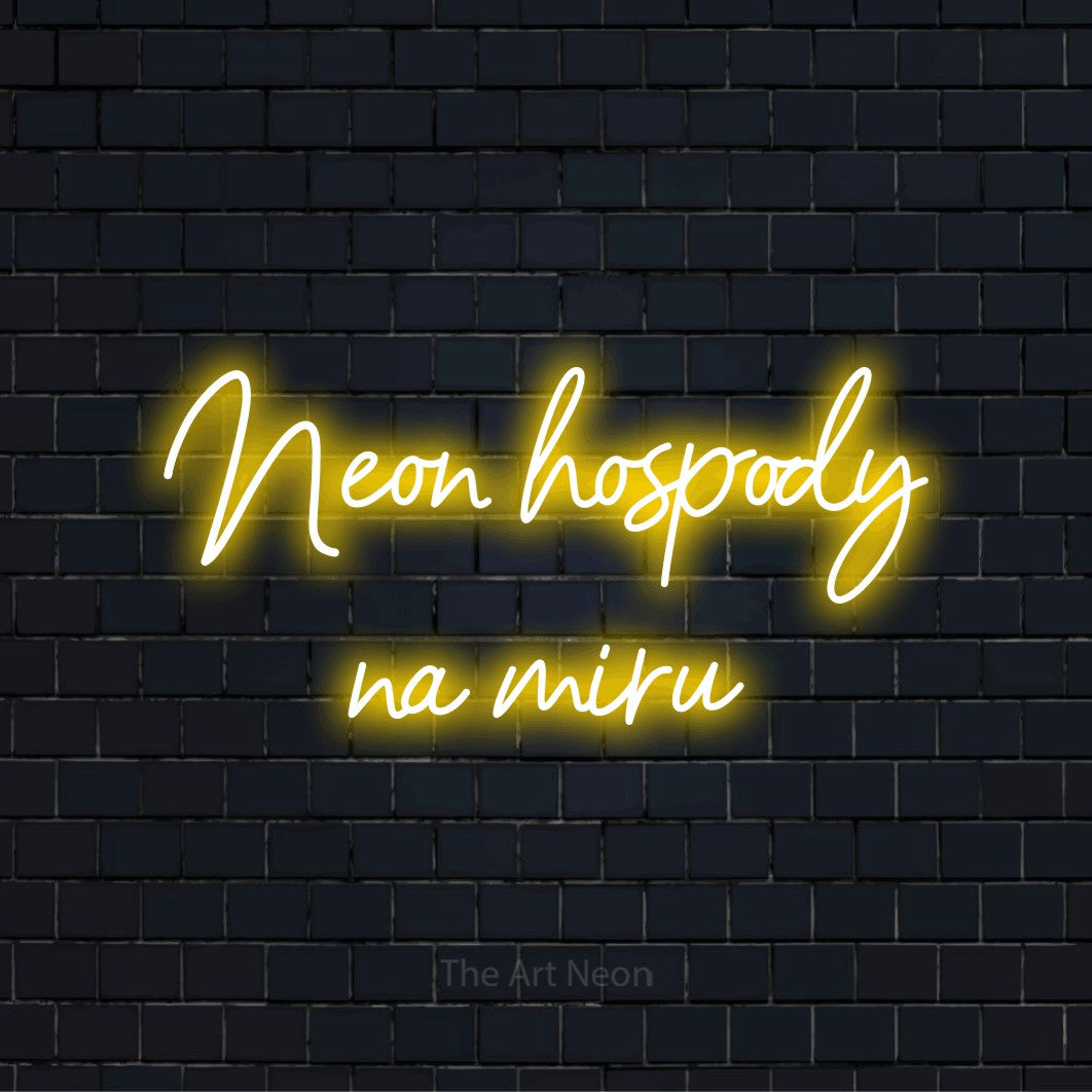 Neonový nápis na míru „Neon hospody na míru“ na černé cihlové zdi