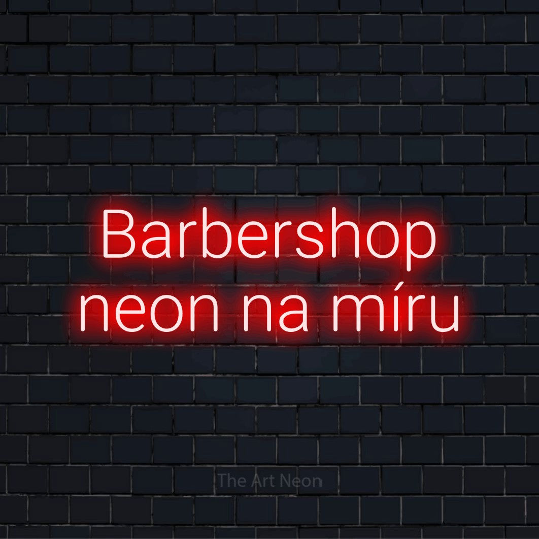 Neonový nápis na míru „Barbershop neon na míru“ na černé cihlové zdi