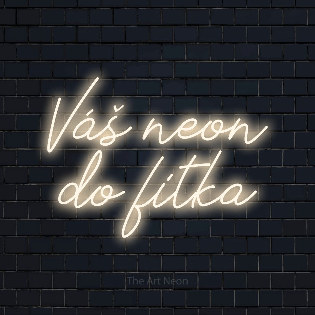 Neonový nápis na míru „Váš neon do fitka“ na černé cihlové zdi