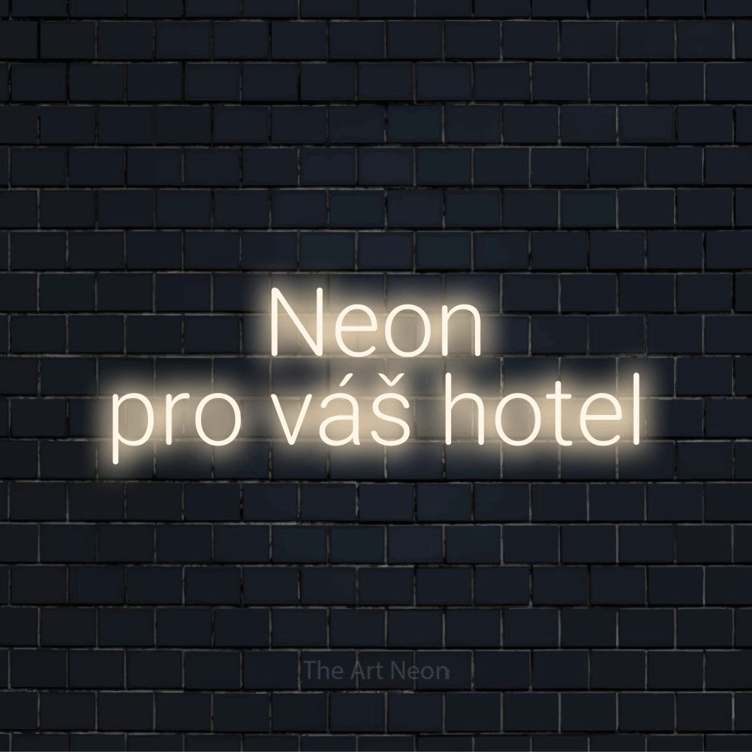 Neonový nápis na míru „Neon pro váš hotel“ na černé cihlové zdi