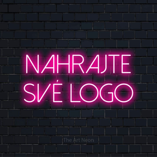 Neonový nápis na míru „Nahrajte své logo“ na černé cihlové zdi