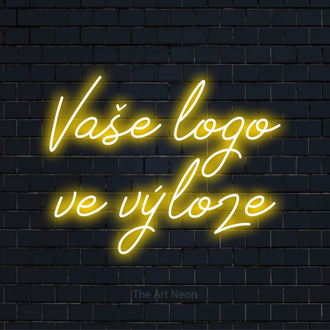 Neonový nápis na míru „Vaše logo ve výloze“ na černé cihlové zdi