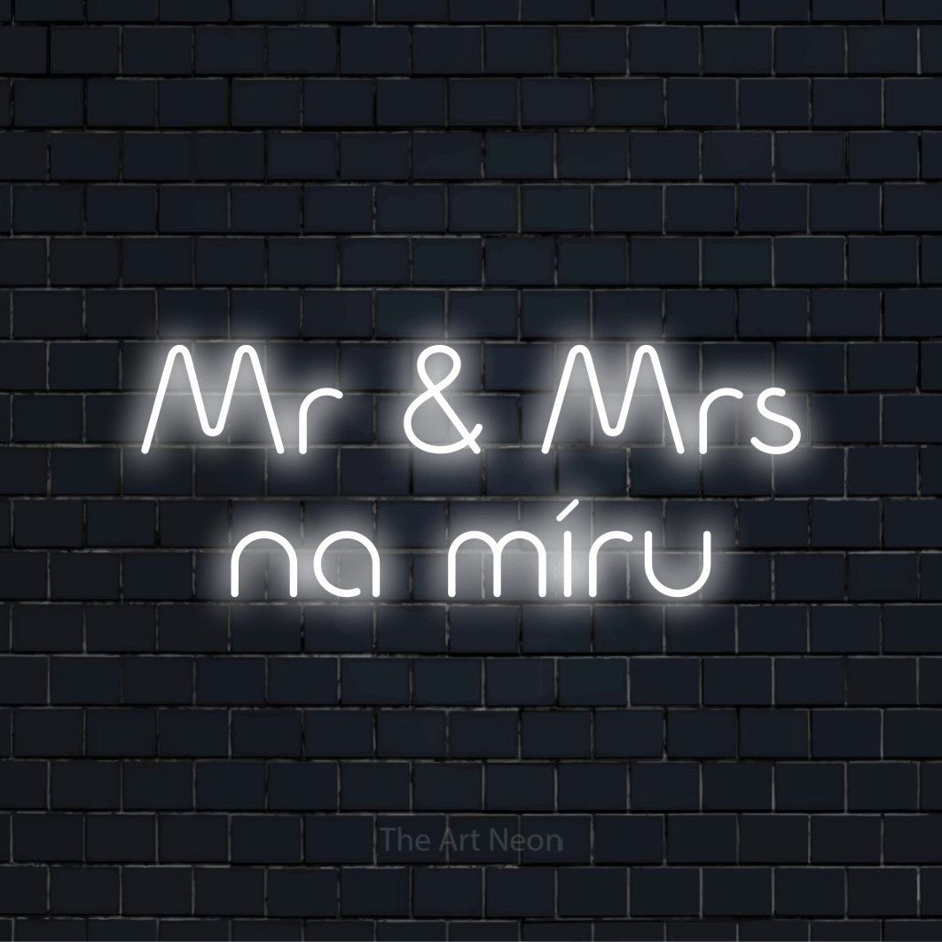 Neonový nápis na míru „Mr & Mrs na míru“ na černé cihlové zdi