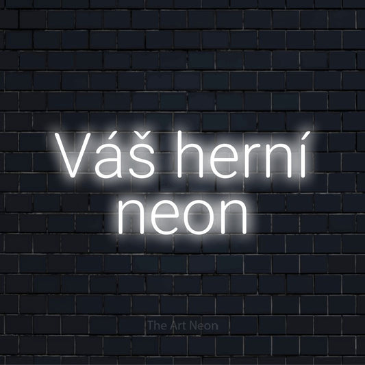 Neonový nápis na míru „Váš herní neon“ na černé cihlové zdi