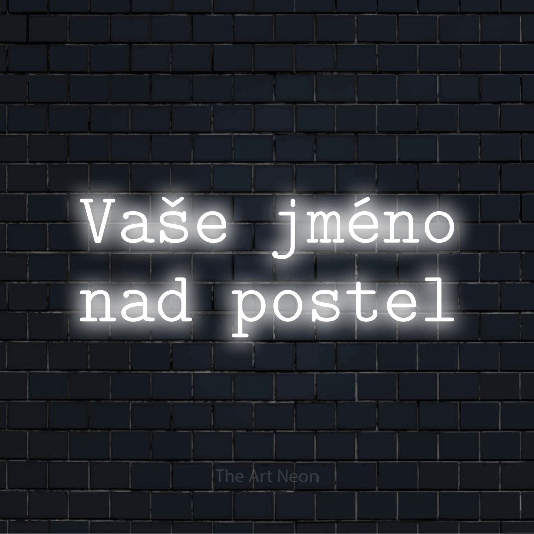 Neonový nápis na míru „Vaše jméno nad postel“ na černé cihlové zdi