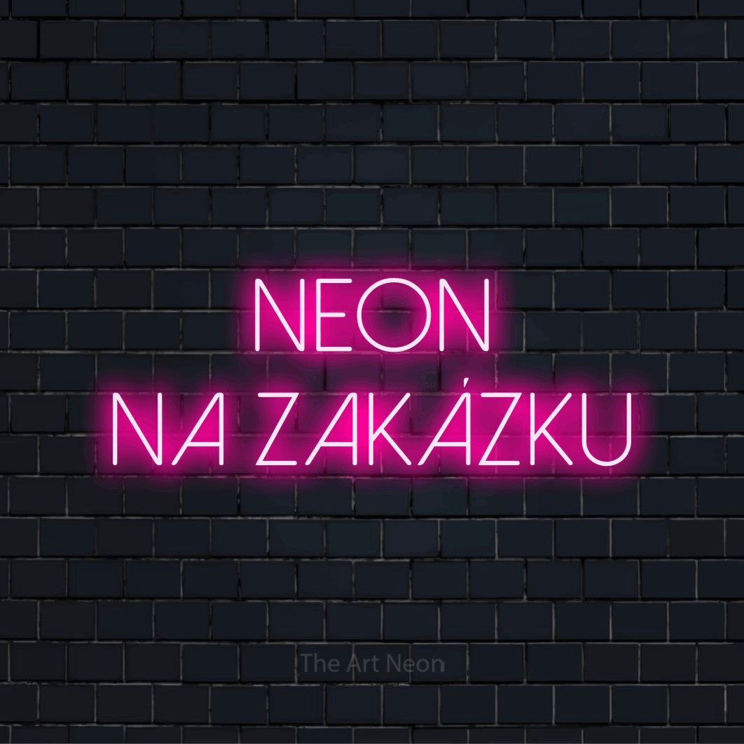 Neonový nápis na míru „Neon na zakázku“ na černé cihlové zdi