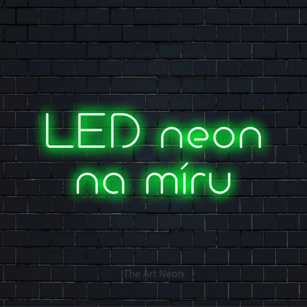 Neonový nápis na míru „LED neon na míru“ na černé cihlové zdi